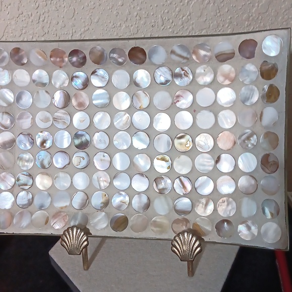 YANKEE Mother of Pearl Candel shade and tray - Picture 3 of 6
